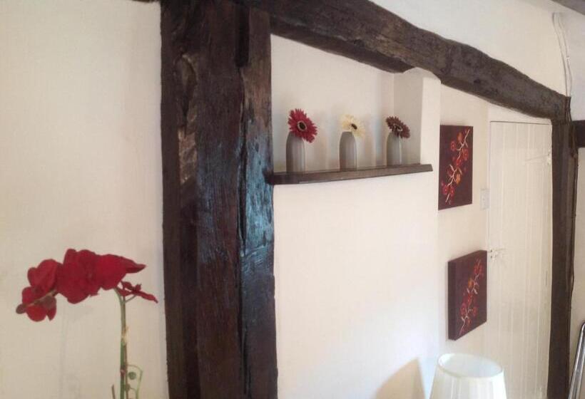 مبيت وإفطار The Greyhound   Historic Former Inn