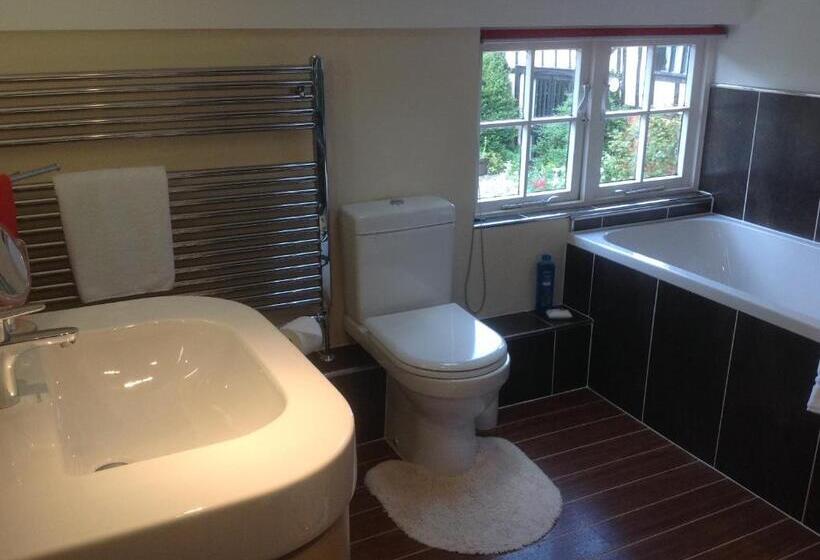 مبيت وإفطار The Greyhound   Historic Former Inn