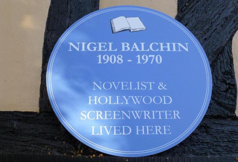 مبيت وإفطار The Greyhound   Historic Former Inn