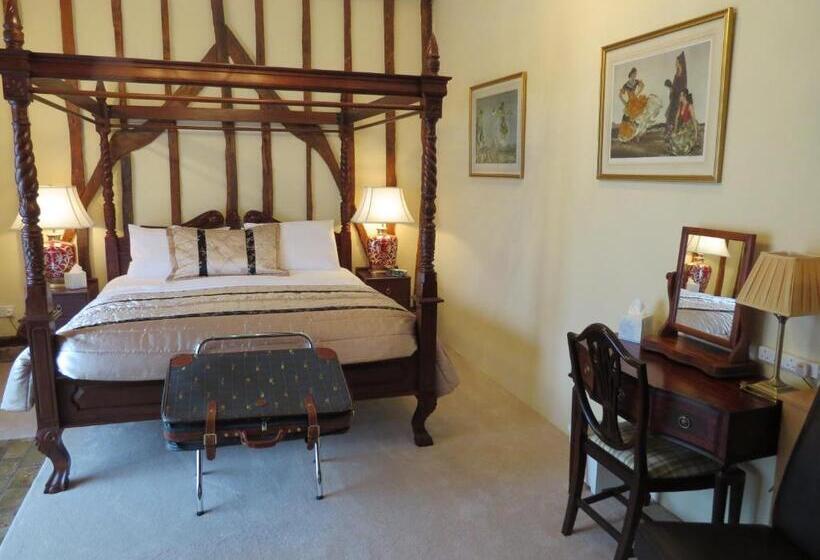 مبيت وإفطار The Greyhound   Historic Former Inn