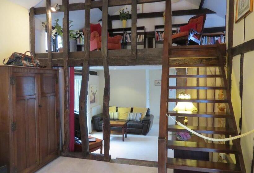 مبيت وإفطار The Greyhound   Historic Former Inn