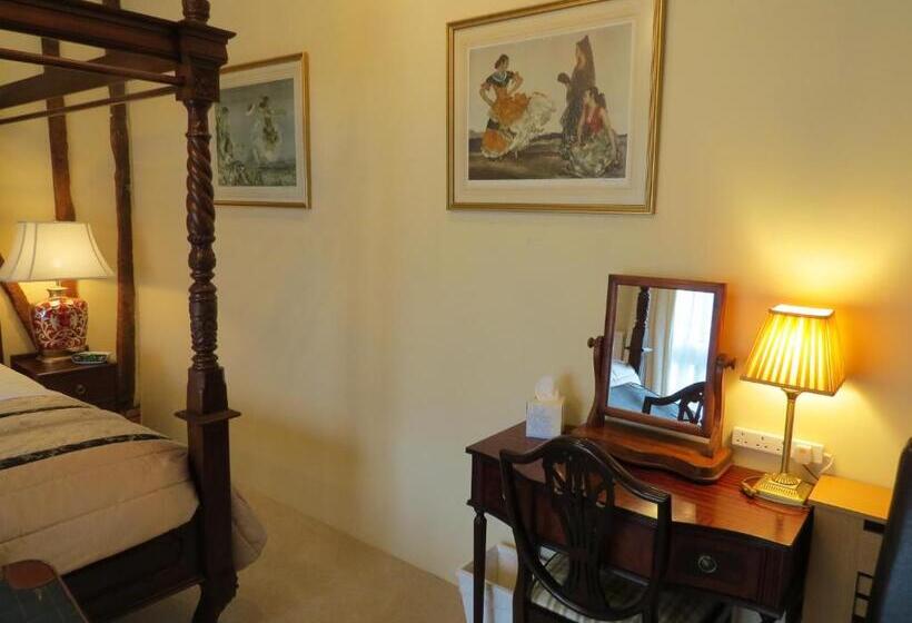 مبيت وإفطار The Greyhound   Historic Former Inn