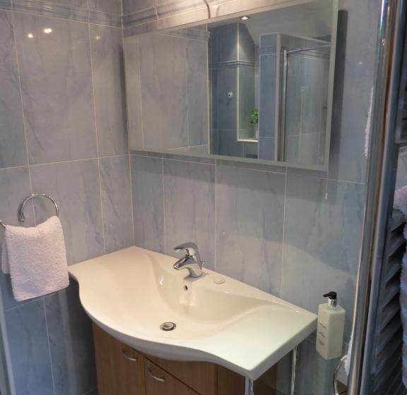 مبيت وإفطار The Greyhound   Historic Former Inn