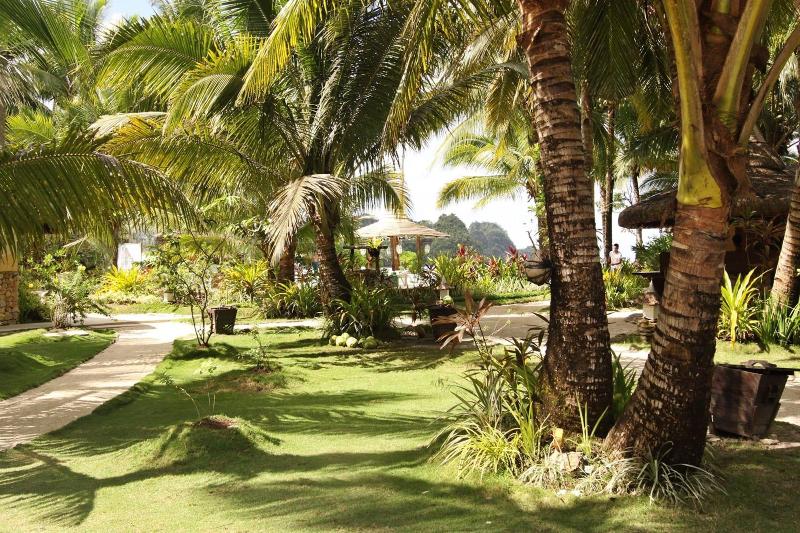 هتل Caluwayan Palm Island Resort