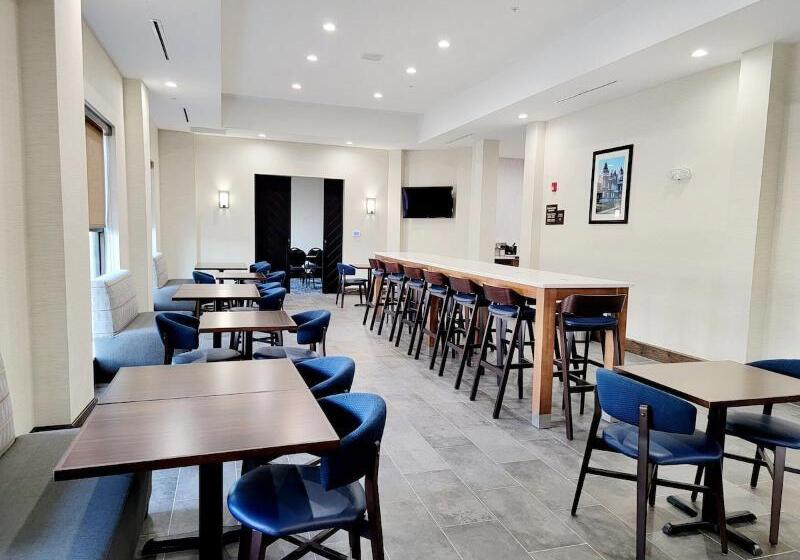 בית מלון כפרי Comfort Suites