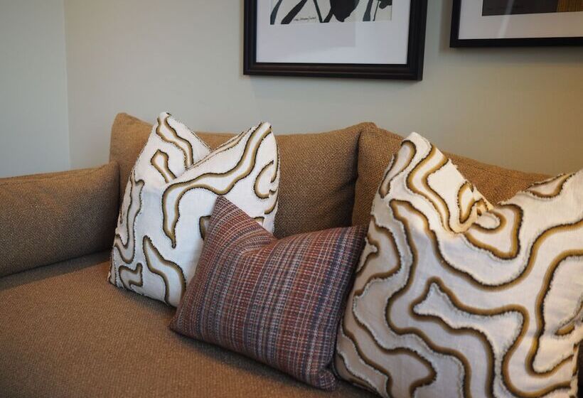 Hypernym Hotel & Suites