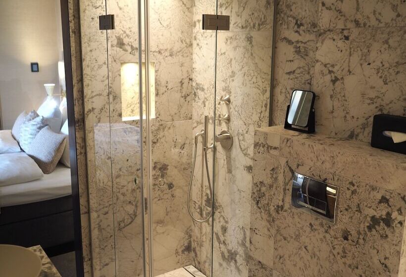 Hypernym Hotel & Suites