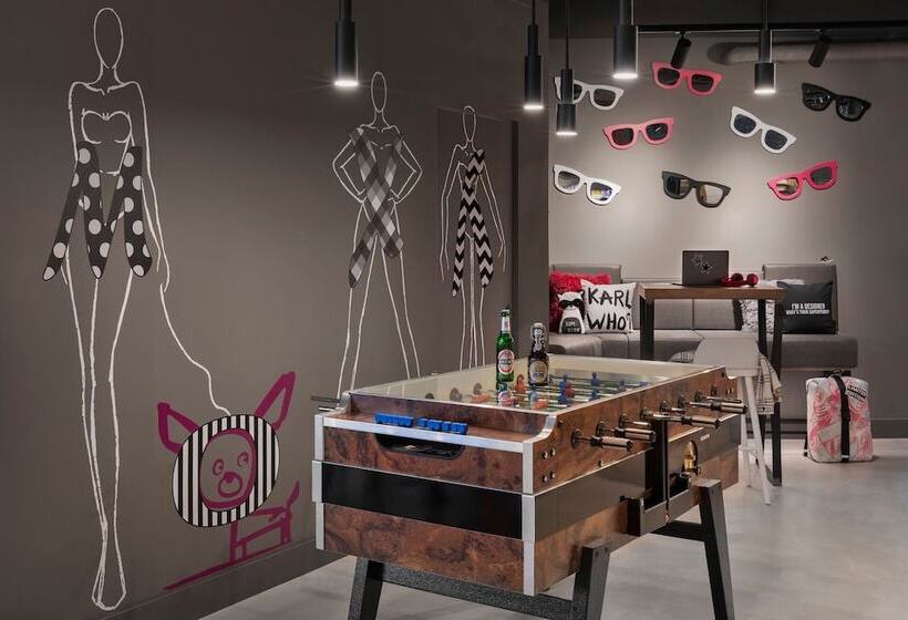 هتل Moxy Duesseldorf City