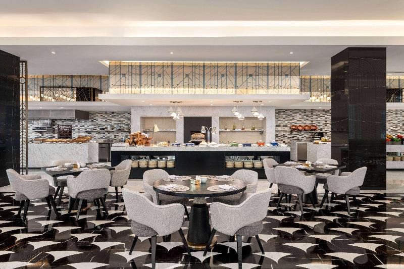 هتل Wyndham Grand Doha West Bay Beach