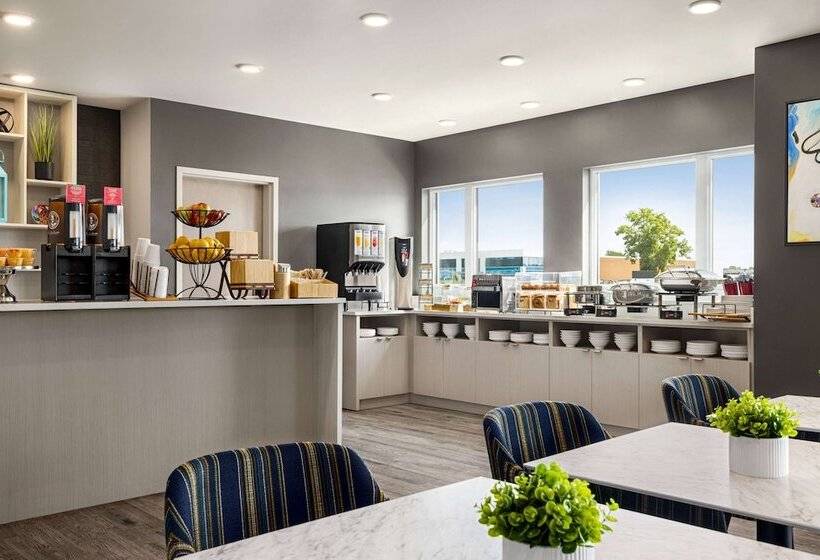 Microtel Inn & Suites Montreal Airport Dorval Qc