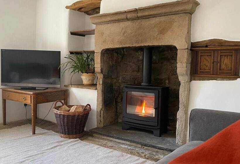 Beautiful Peak District Cottage With Hot Tub