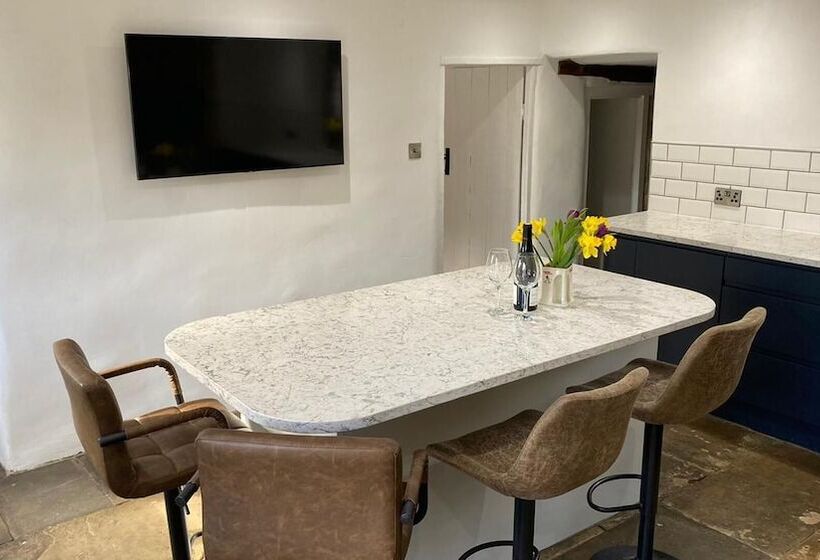 Beautiful Peak District Cottage With Hot Tub