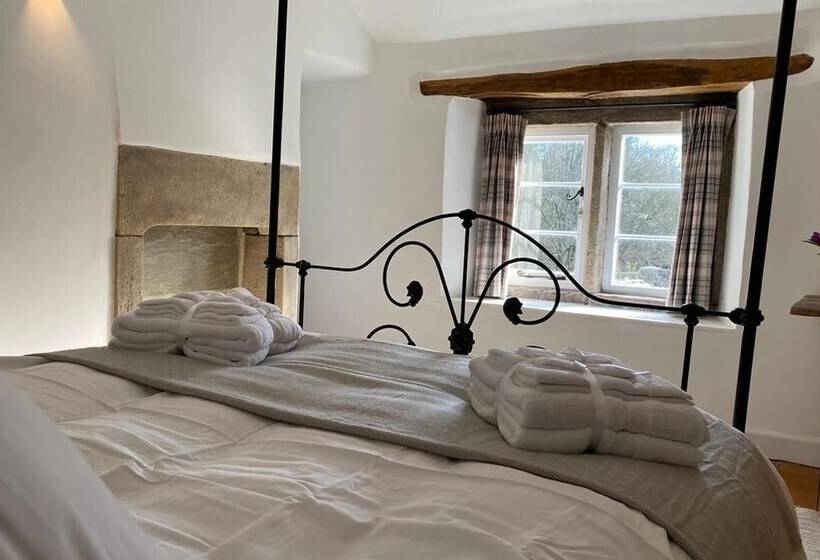 Beautiful Peak District Cottage With Hot Tub