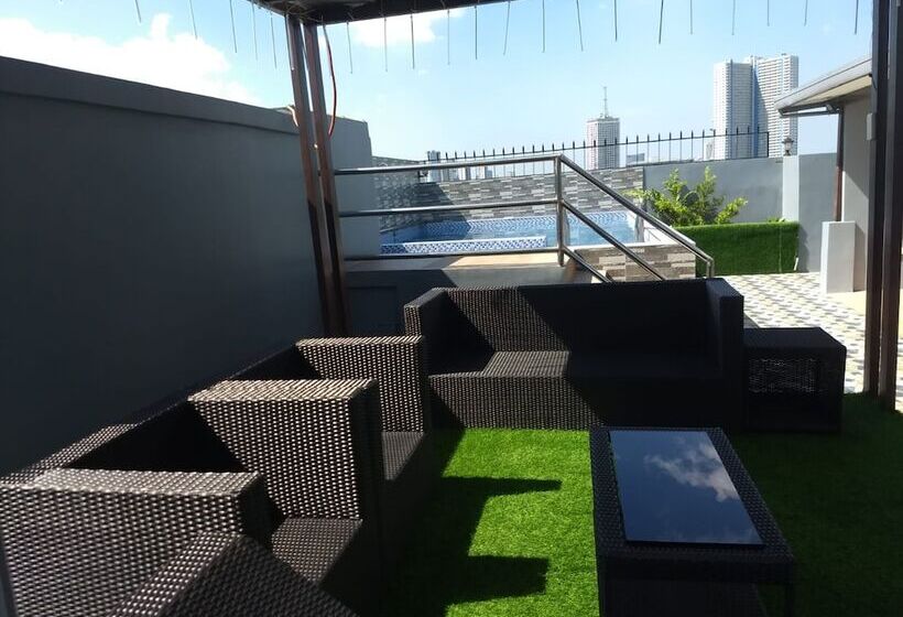 Dona Aurora Condotel By Oyo Rooms