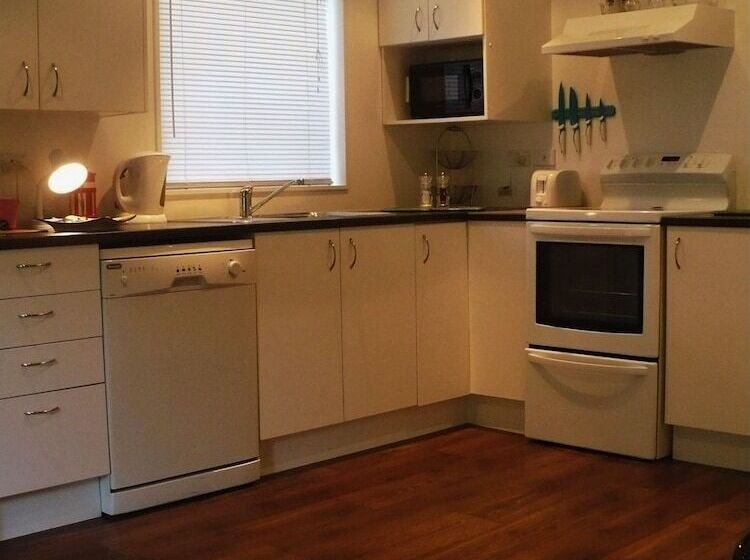 هتل Christchurch City & Country Cottages   Nut Point Cottage