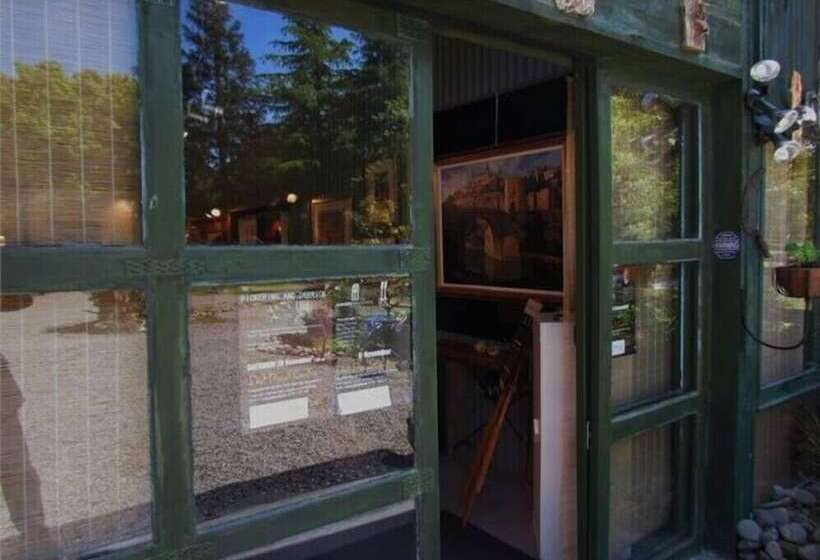 هتل Christchurch City & Country Cottages   Nut Point Cottage