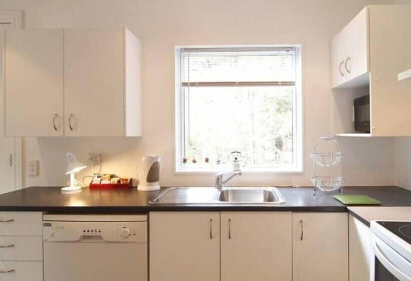 هتل Christchurch City & Country Cottages   Nut Point Cottage