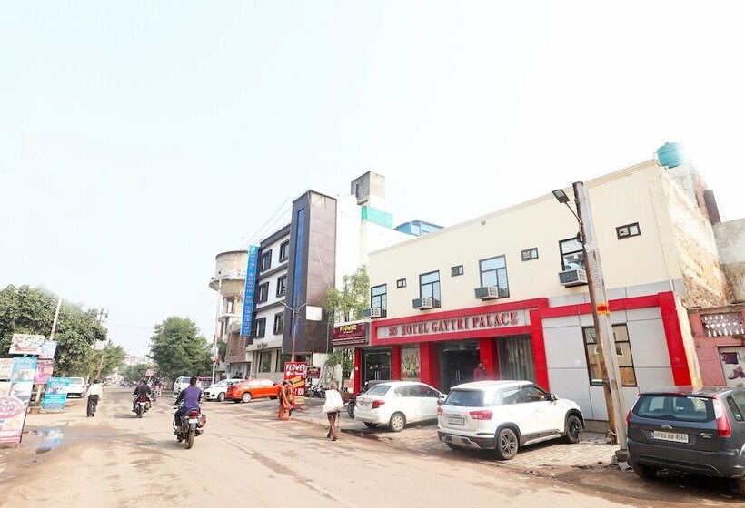 هتل Gayatri Palace By Oyo Rooms