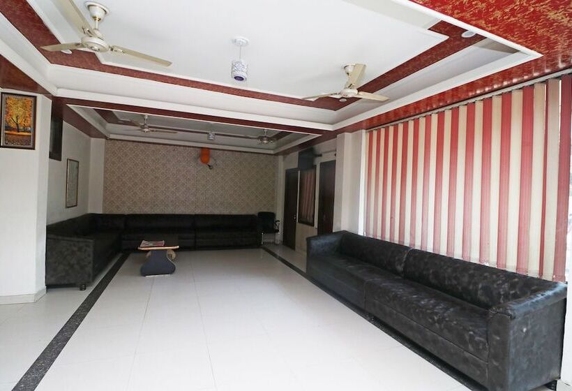 هتل Gayatri Palace By Oyo Rooms