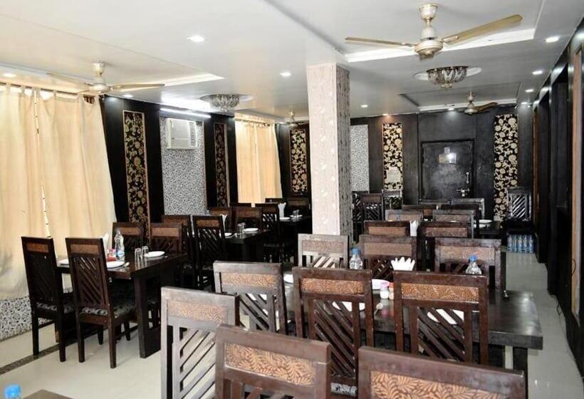 هتل Gayatri Palace By Oyo Rooms