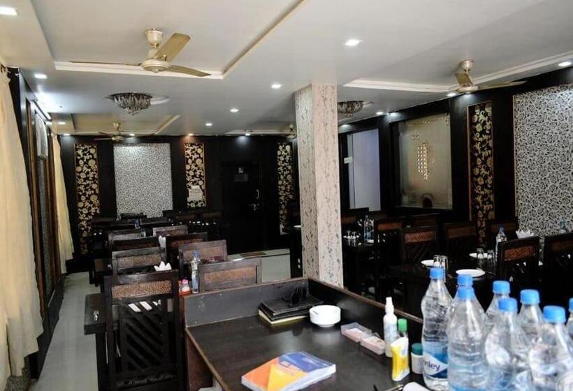 هتل Gayatri Palace By Oyo Rooms