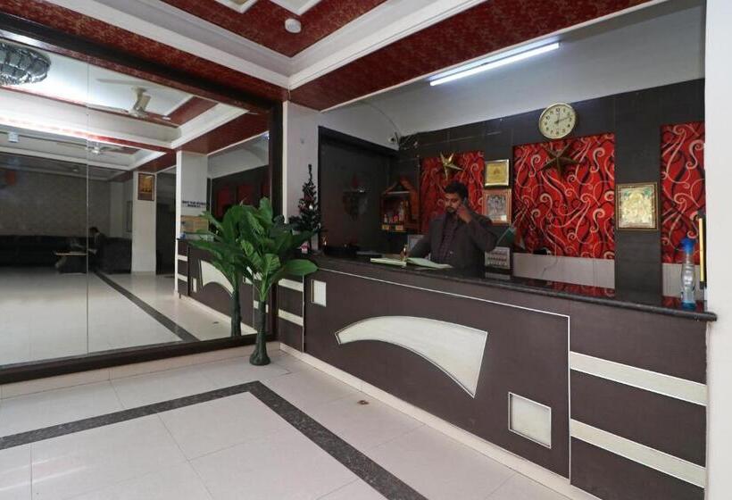 هتل Gayatri Palace By Oyo Rooms