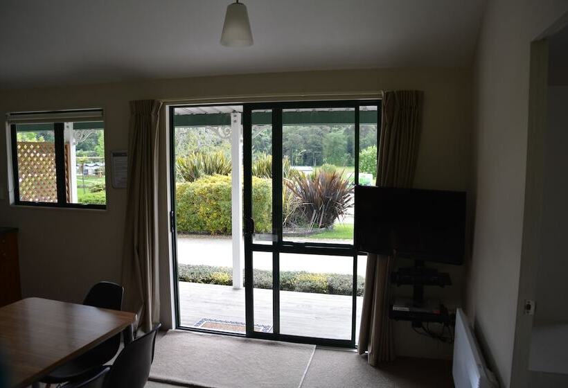 בית מלון כפרי Waitomo Top 10 Holiday Park