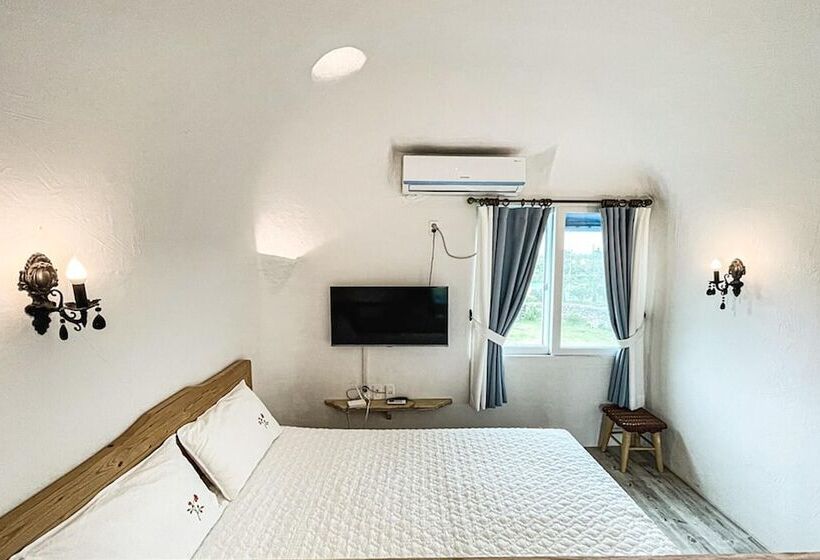 Jeju Hayandeungdae Pension