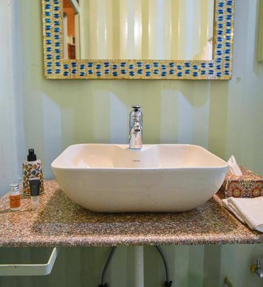 پانسیون Tree Of Life Ecotainers Agra