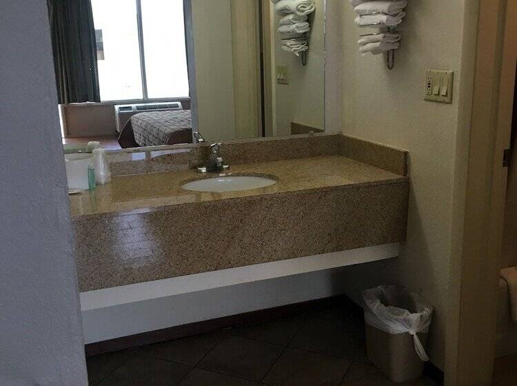 هتل All Seasons Lodge