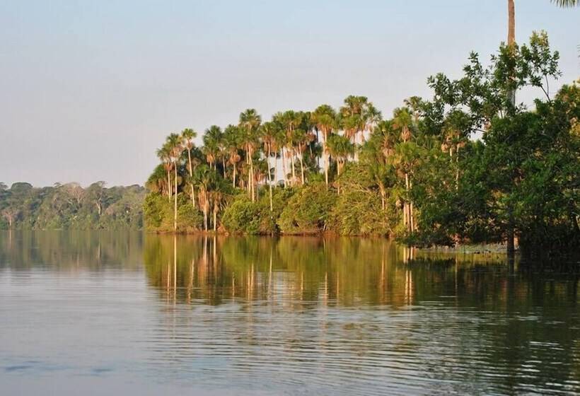 هتل Amazon Lodge Tambopata