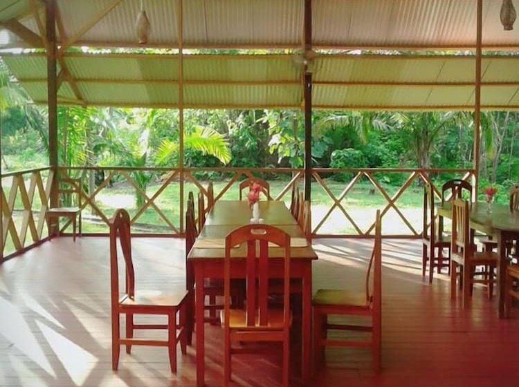 هتل Amazon Lodge Tambopata