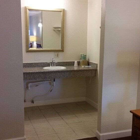 酒店 Country Regency Inn & Suites