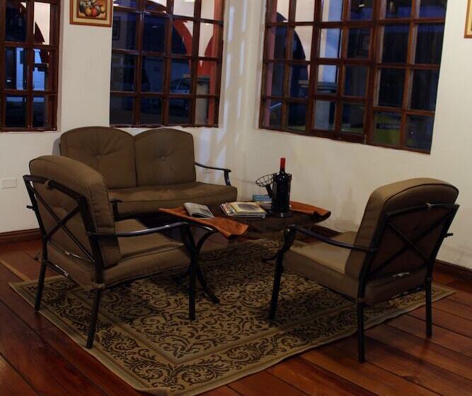 בית מלון כפרי Hosteria San Carlos Tababela