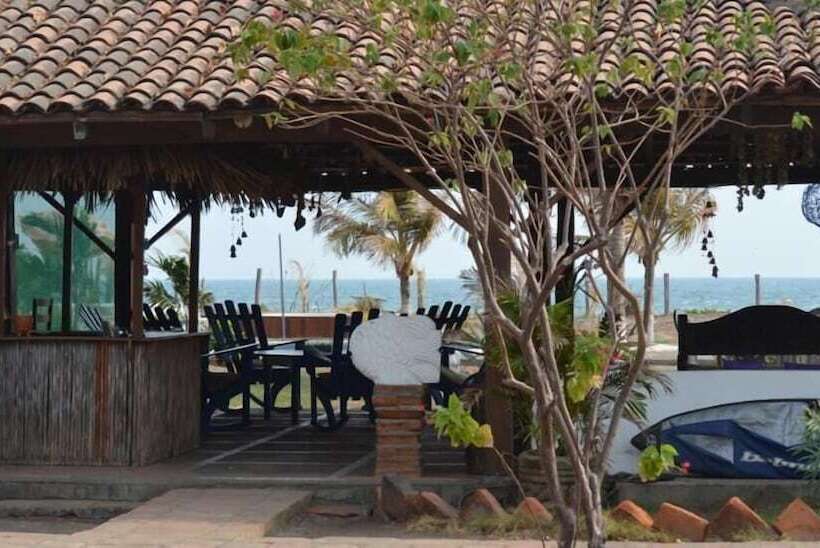 فندق Somar Surf Camp & Lodge