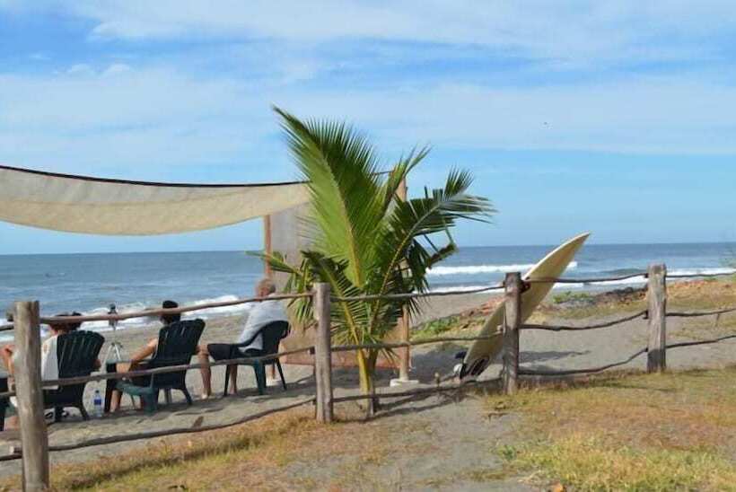 فندق Somar Surf Camp & Lodge