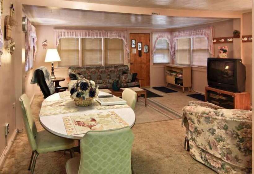 ホテル Birchwood Resort & Campground