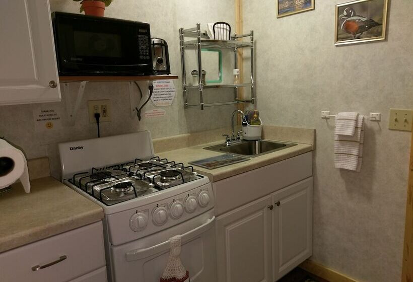 ホテル Birchwood Resort & Campground