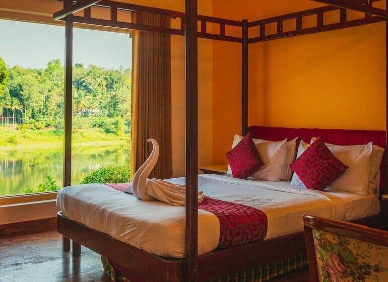 فندق Karapuzha Village Resort