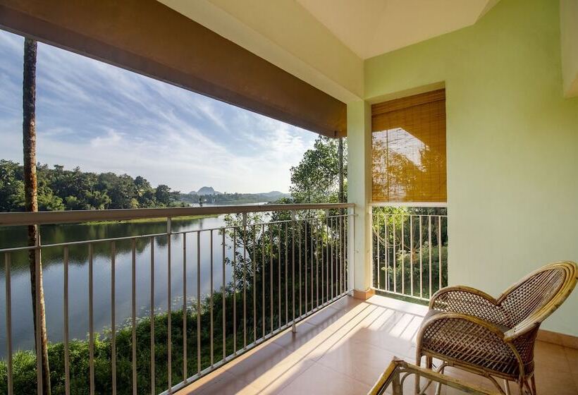 فندق Karapuzha Village Resort