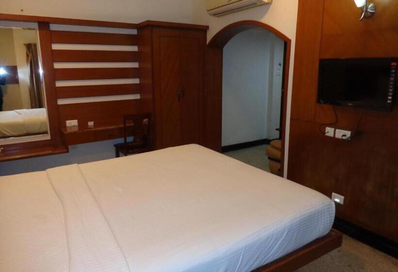 Отель Sanu International