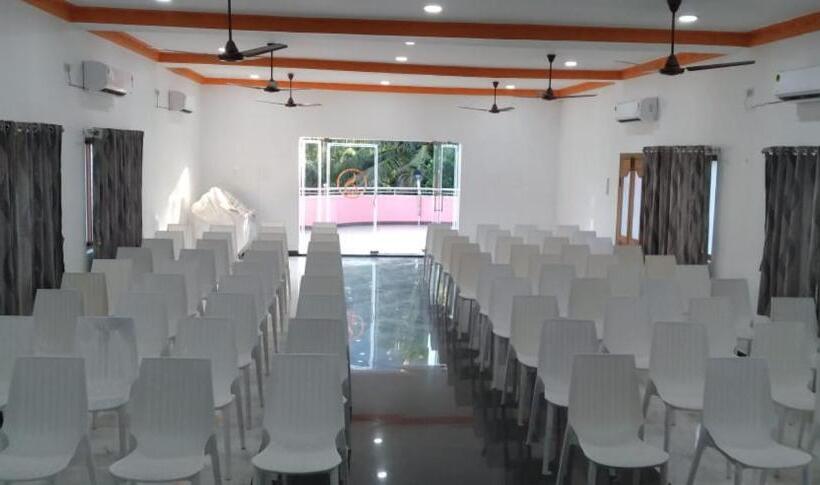 Отель Srishty Garden Resorts