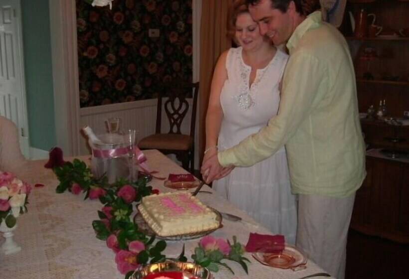 هتل Coastal Dreams Bed & Breakfast