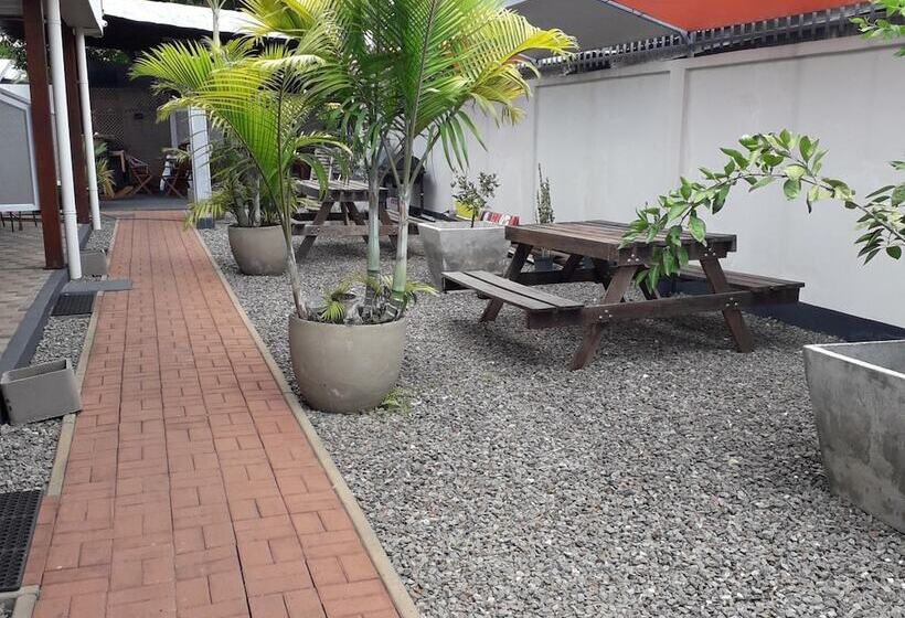 هتل Elementz Apartments