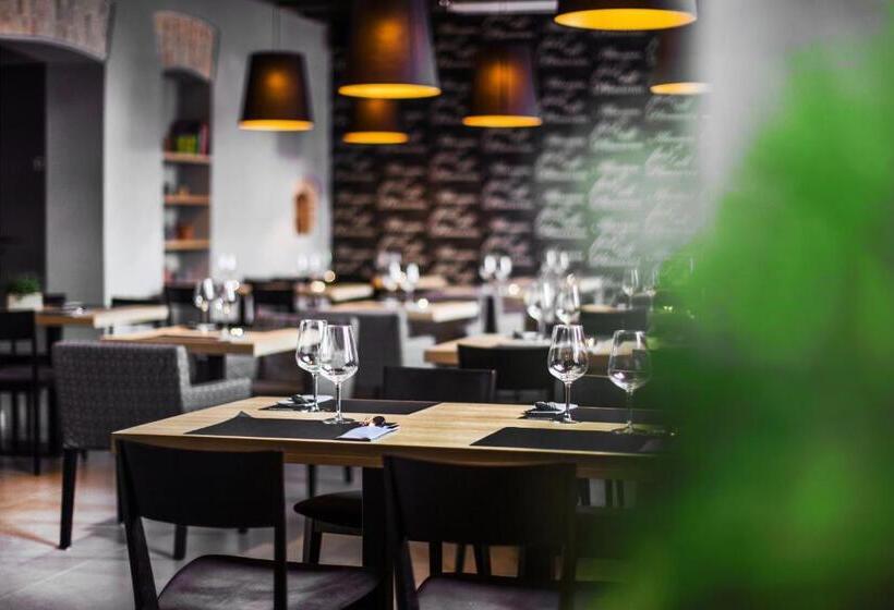 호텔 Qbatura Cafe &