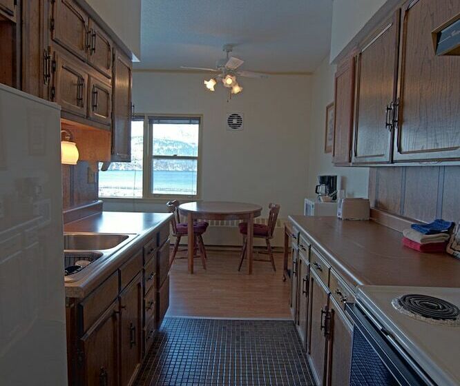 Отель Glacier View Condo Suites