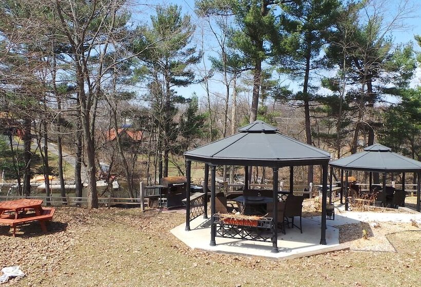 هتل Log Gables   Lake Front