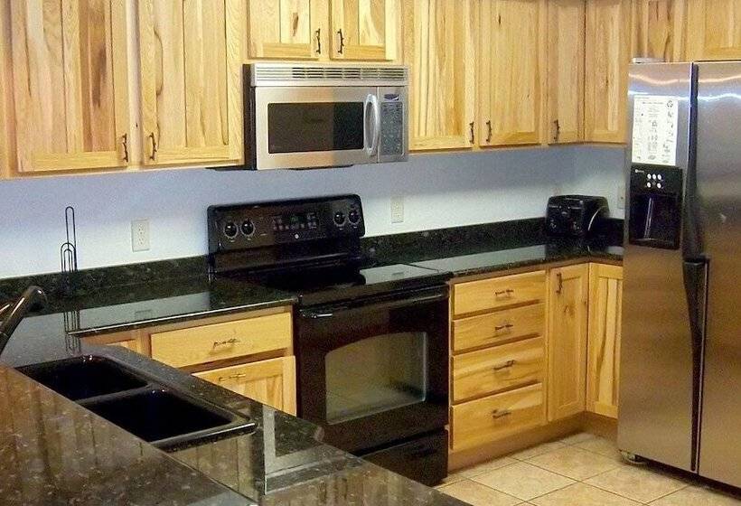 هتل Log Gables   Lake Front