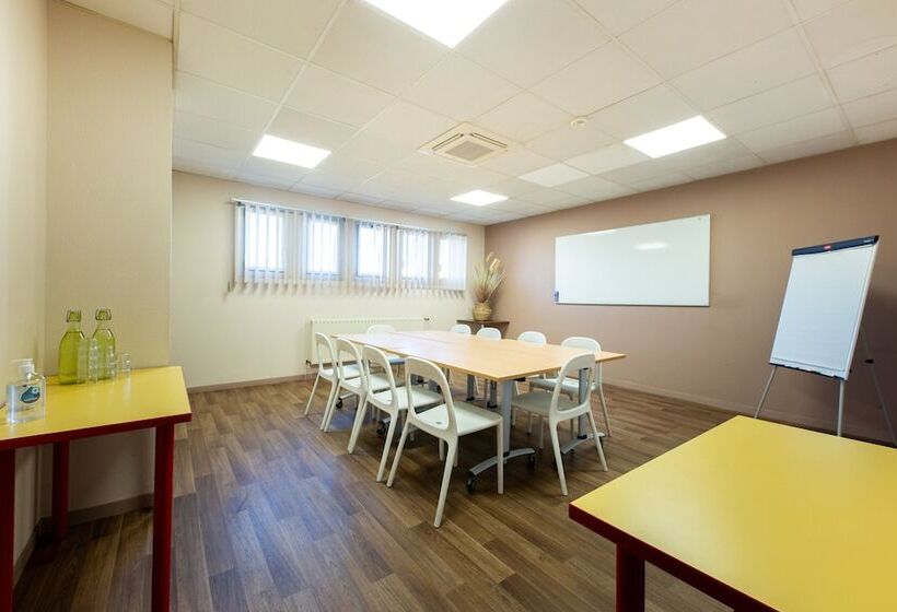 Отель Auberge De Jeunesse Hi Bordeaux Blanquefort