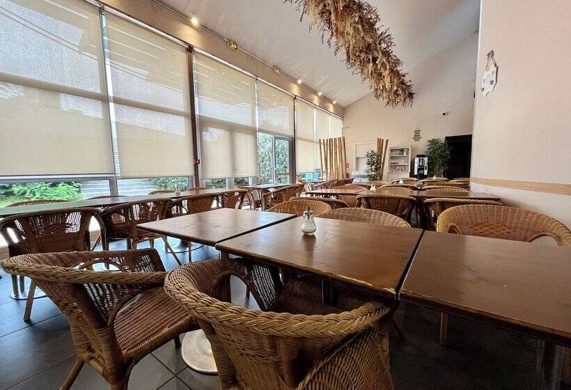 Отель Auberge De Jeunesse Hi Bordeaux Blanquefort